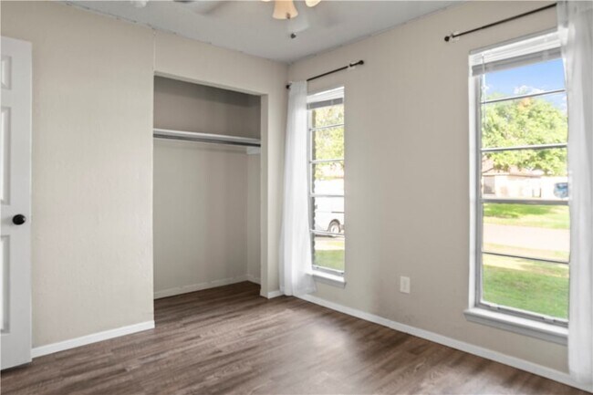 Building Photo - 2809 Vancouver Dr