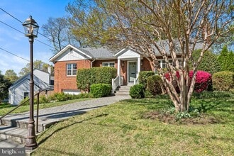 Building Photo - 2718 S June St