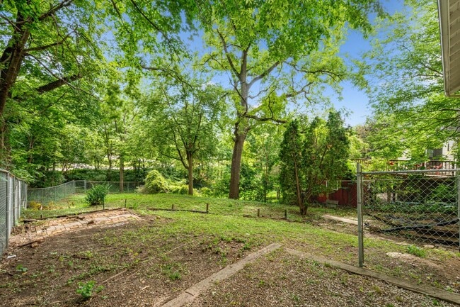 Building Photo - Cute 4 Bedroom 2 Bath Bungalow with a fenc...