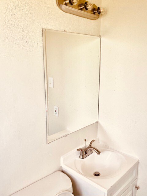 Building Photo - 1214 Des Jardines St