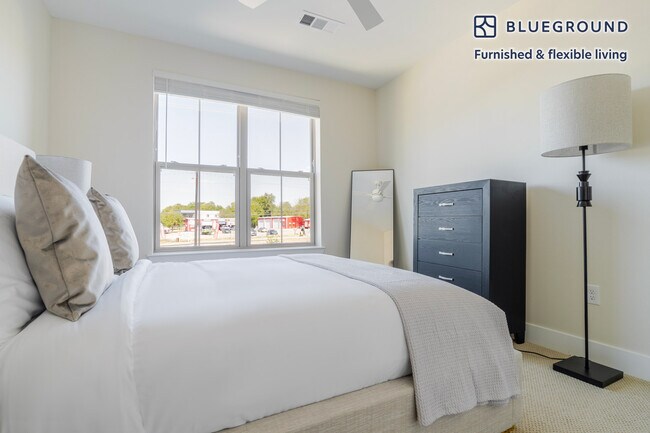 Building Photo - 1501 W Howard Ln