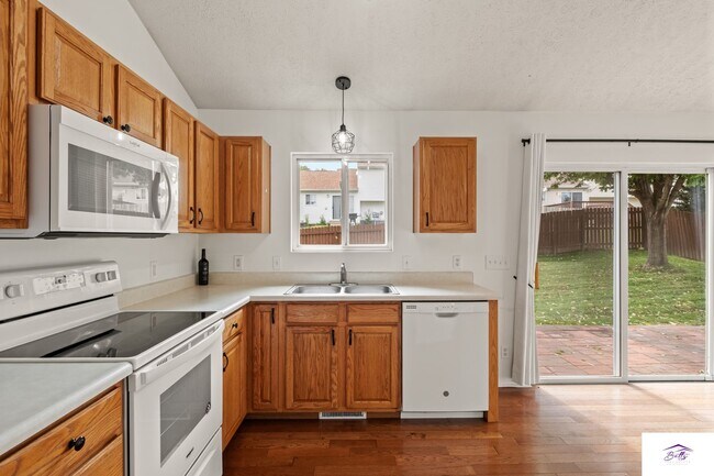 Building Photo - AVAILABLE NOW!