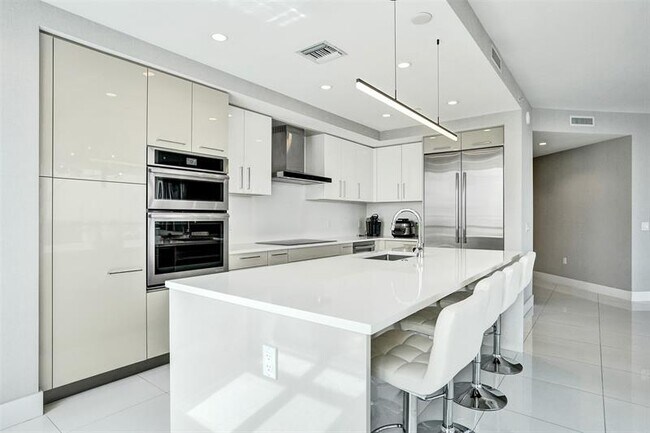 Building Photo - 100 E Las Olas Blvd