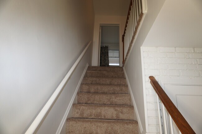 Building Photo - 137 Riverthorn Rd