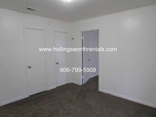 Building Photo - 3 Bedroom, 2 Baths, 2 living rooms with ex...