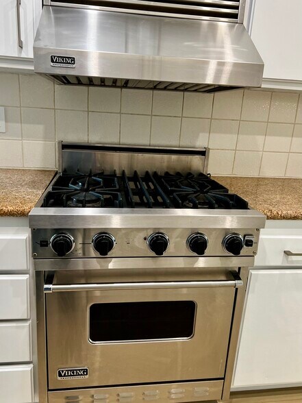 VIKING Gas Stove and Oven - 6467 Kanan Dume Rd
