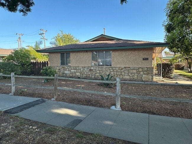 Building Photo - Cute 2 Bd 1Ba Unit in quiet 14 unit Apartment complex