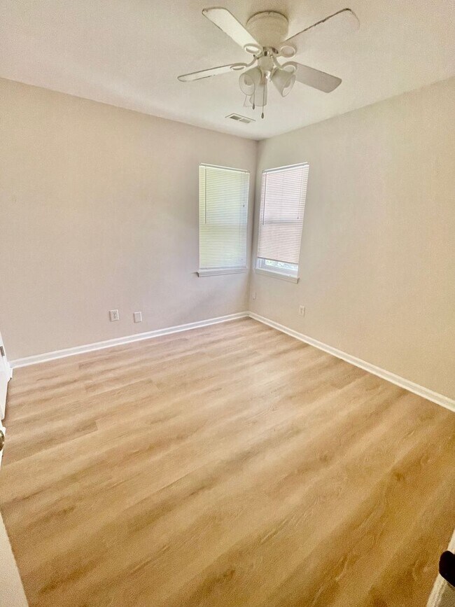 Building Photo - Welcome to this charming 3-bedroom, 2.5-ba...
