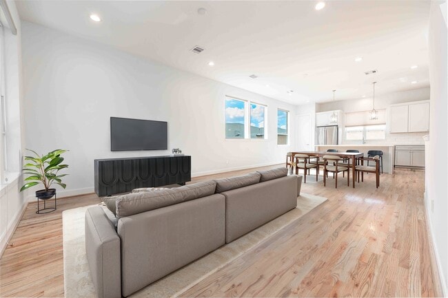 Building Photo - 2471 W 11th St