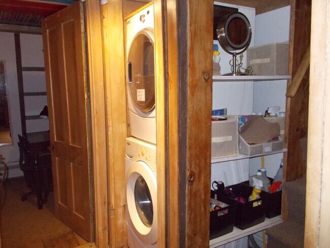 Building Photo - 256 Derby Ave