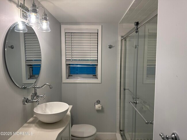 Building Photo - 102 Manor Dr