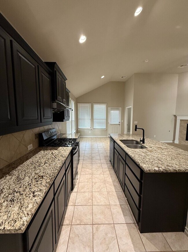 Building Photo - Beautiful 4 Bedroom Home in Mustang Schools