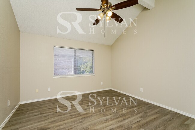 Building Photo - Fall in love with this 3 bedroom, 2 bathro...