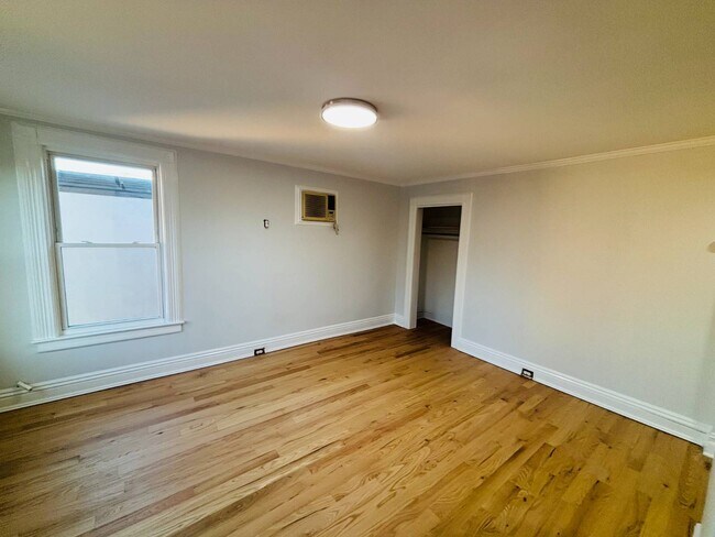 Building Photo - 45 Glen Head Rd