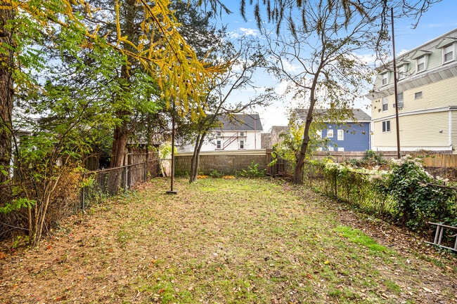 Building Photo - 323 Williams St