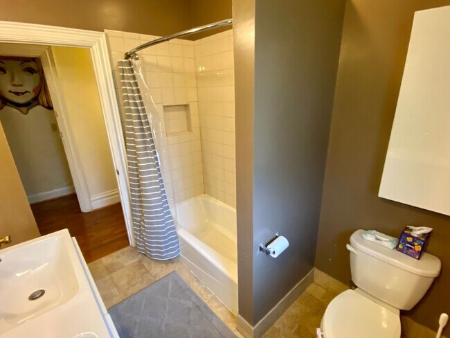 Building Photo - 5528-30 Comet Way