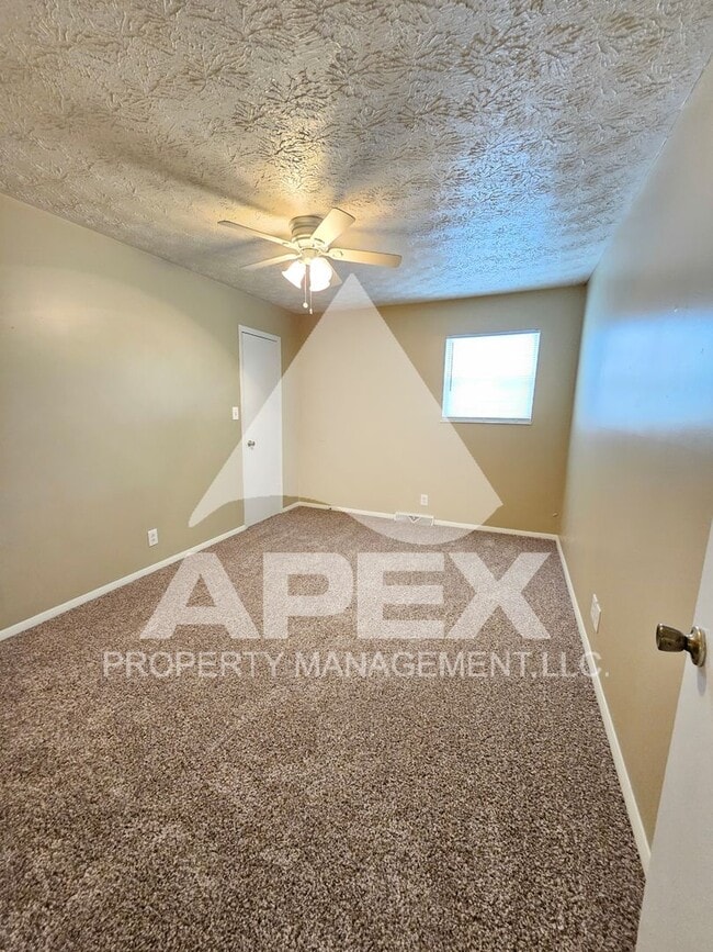 Building Photo - MOVE-IN SPECIAL, $1 RENT!! - Nice 2 Bd | 1.5 Ba Townhouse in West Knox off Cedarbluff!