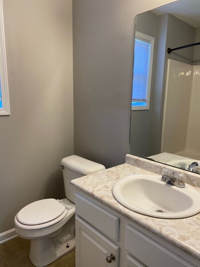 Building Photo - Great Rental....3/2 Bath, near playground,...