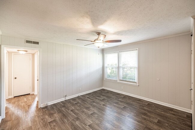 Building Photo - 127 B Susan Dr