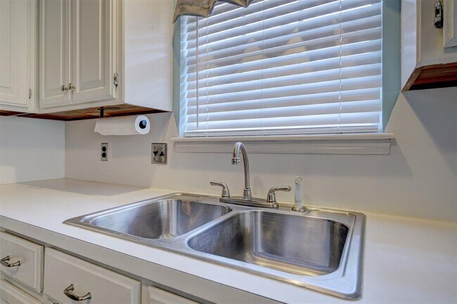 Building Photo - 1019 Dustin Dr