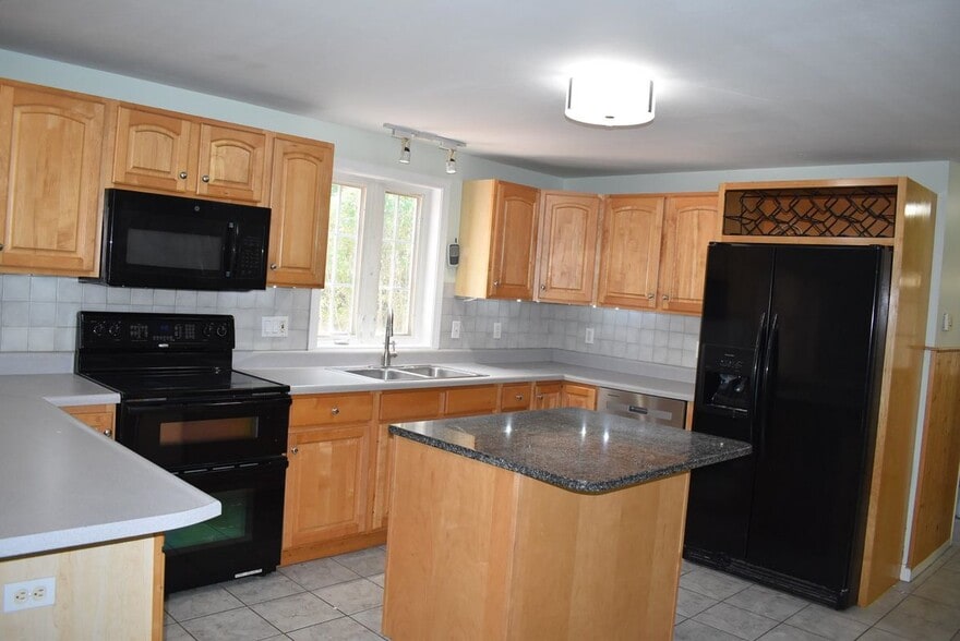 Building Photo - 51 Westview Rd