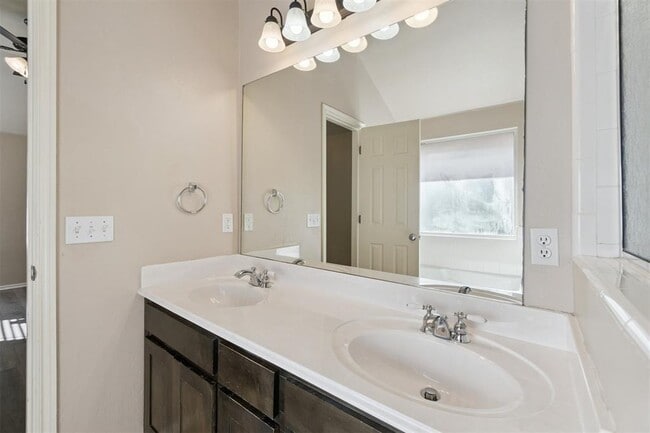 Building Photo - 16413 Village Green Dr