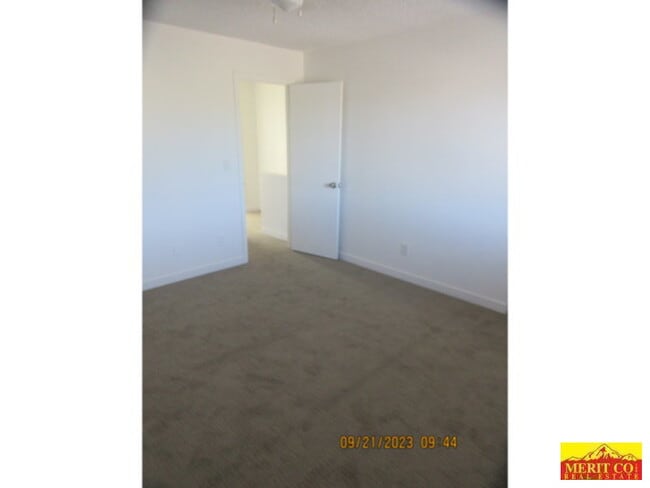 Building Photo - Townhome