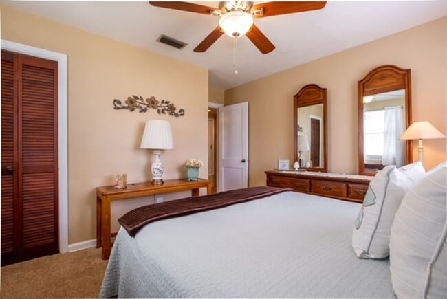 Building Photo - Darling 2B/1B  UNFURNISHED Cottage availab...