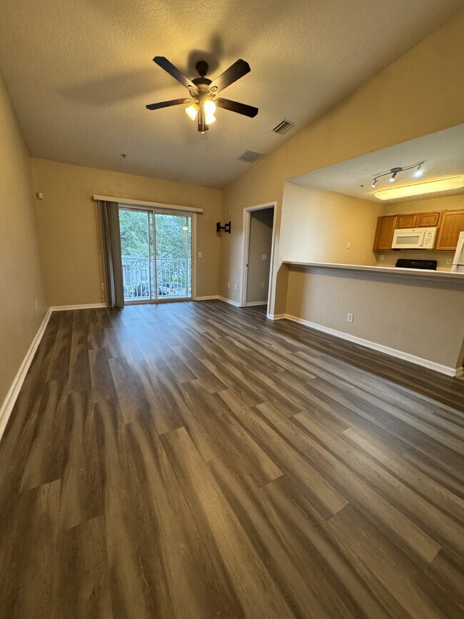 Building Photo - 2 Bed, 2 Bath Condo in Gated Community wit...