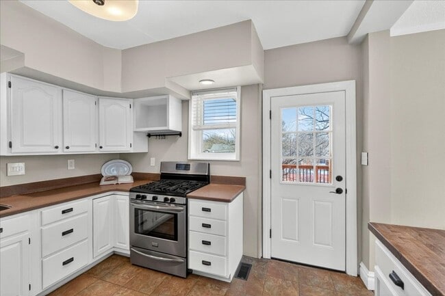 Building Photo - 1420 Bredell Ave