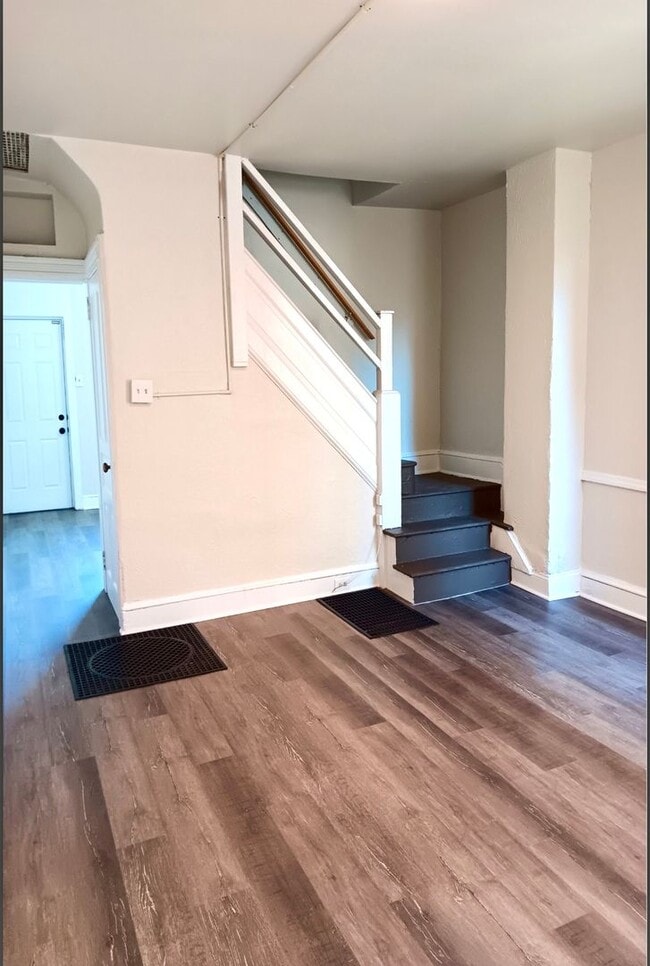 Building Photo - 3BR Townhouse in Cabbage Hill - Section 8 Approved!