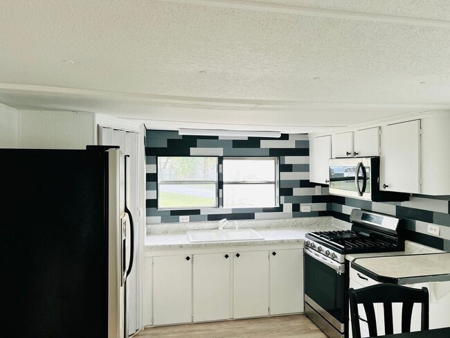 Building Photo - COMPLETELY RENOVATED MOBILE HOME