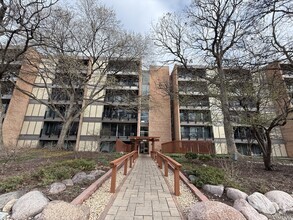 Building Photo - 6000 Oakwood Dr