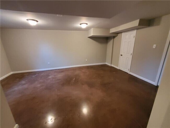 Building Photo - 4615 Mystic Dr NE