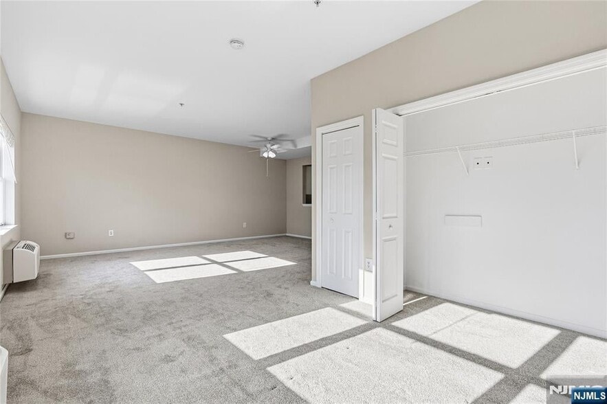 Building Photo - 905 River Rd