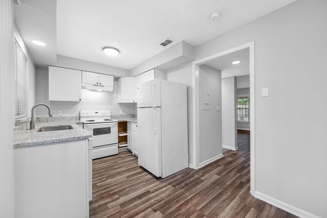 Building Photo - Renovated Seminole Heights Townhome with Laundry Included