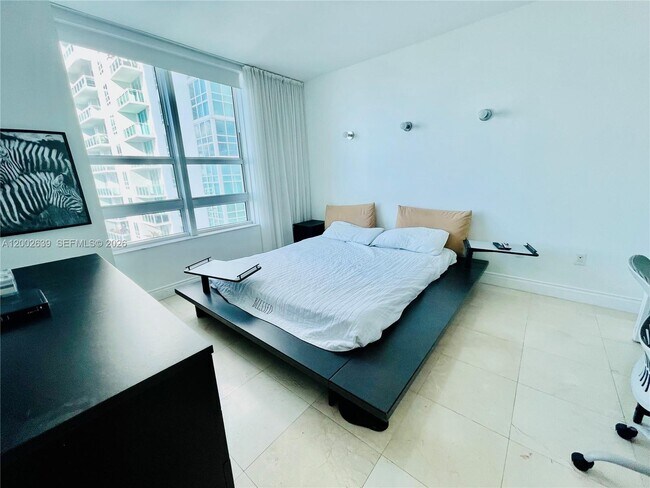 Building Photo - 950 Brickell Bay Dr