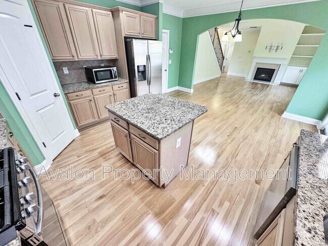 Building Photo - 2435 Manor View