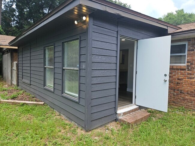 Building Photo - 4 bedroom newly remodeled Milton Home