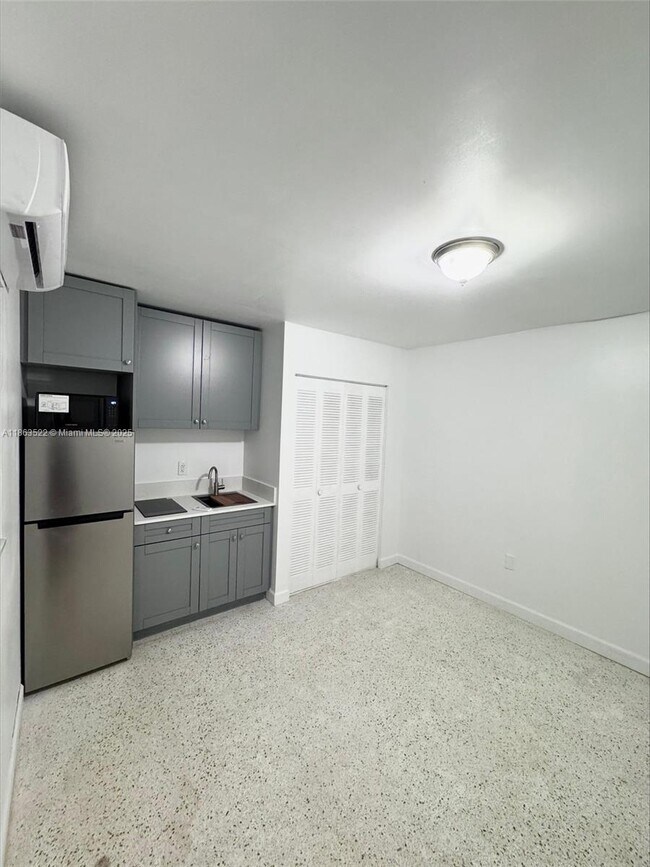 Primary Photo - 626 W 17th St
