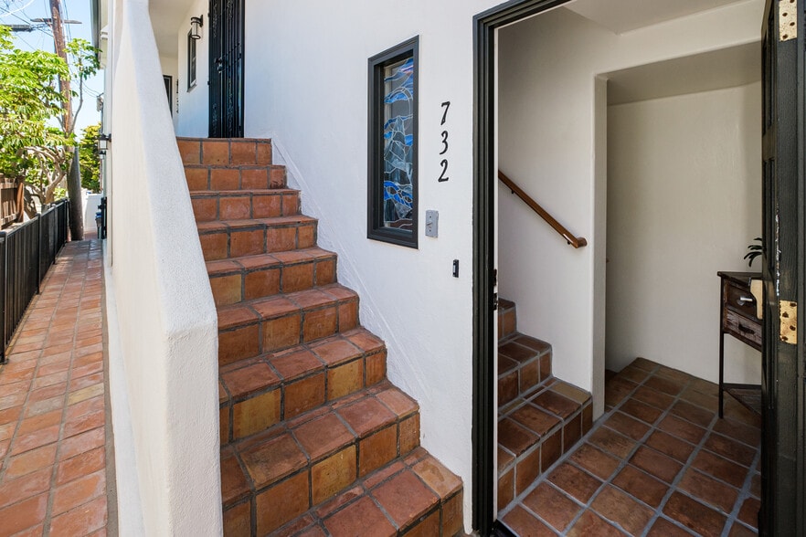 Building Photo - 732 Jersey Ct