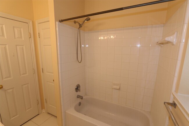 Building Photo - 1611 Maryvale Dr