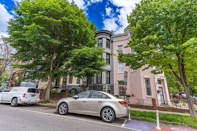 Building Photo - Luxurious Living in NW DC!
