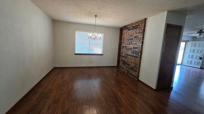 Building Photo - Wonderful 2 Bedroom Duplex In Bethany Ok.  $1250 Per Month!