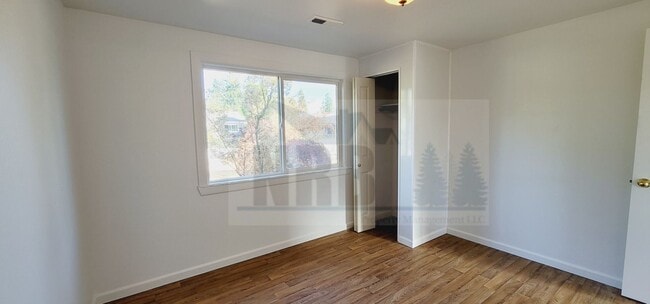 Building Photo - Absolutely Gorgeous 3 bd, 1 ba House locat...