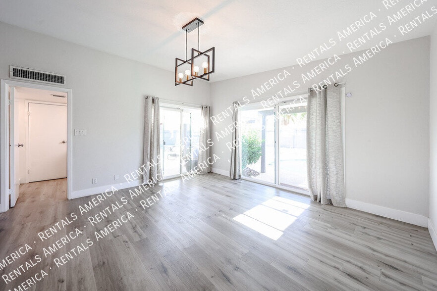 Building Photo - 2110 W Greenbriar Dr