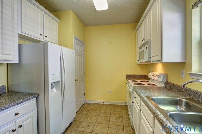 Building Photo - 4620 Twin Hickory Lake Dr