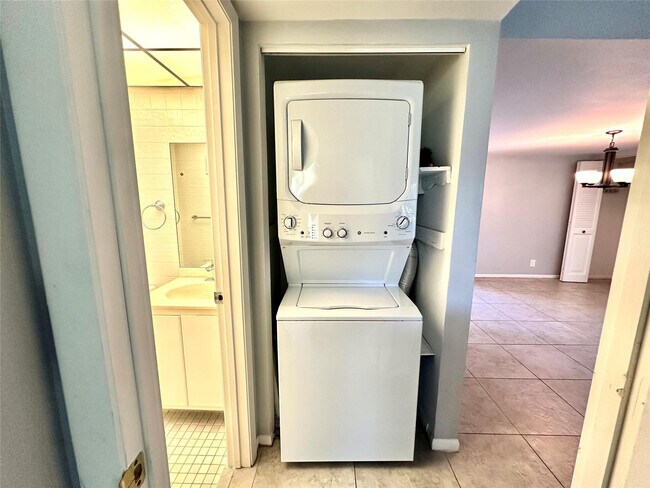 Building Photo - 6701 N University Dr