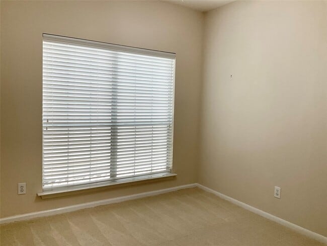 Building Photo - 186 N Valley Oaks Cir