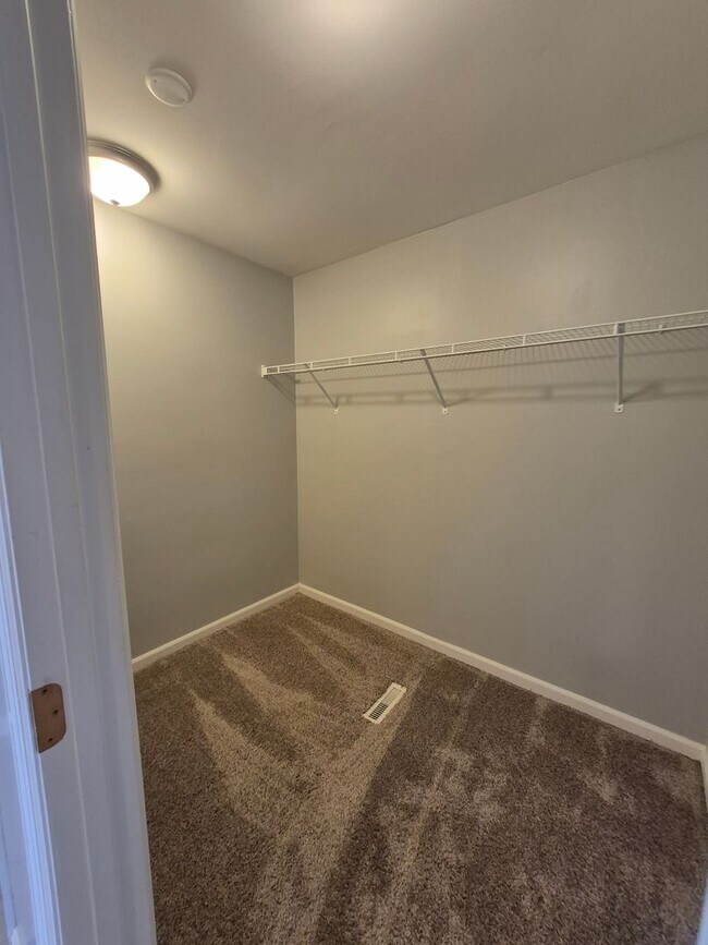 Building Photo - Large 2 story home!!
